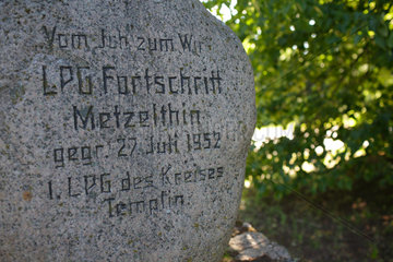 Metzelthin  Deutschland  Gedenkstein fuer die Gruendung der 1. LPG Fortschritt Metzelthin