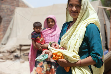 Basti Mumgani  Pakistan  Frau mit Kleinkind im Arm