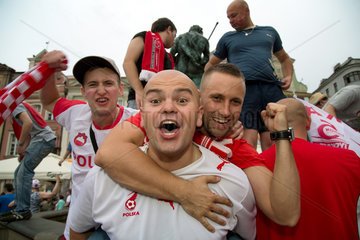 Posen  Polen  Fans nach dem Eroeffnungsspiel am Stary Rynek