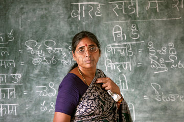 Vijayawada  Indien  eine Lehrerin des SKCV Kinderdorfs  einer Einrichtung fuer Strassenkinder