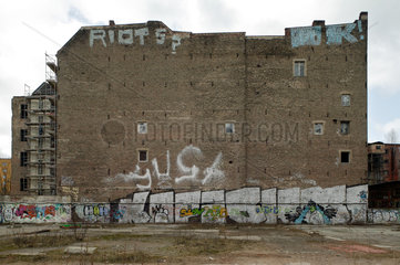 Berlin  Deutschland  Graffiti an der Brandwand leerstehender Fabrikgebaeude