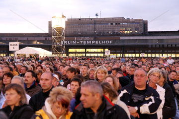 Berlin  Deutschland  Zuschauer der Pyro Musikale auf dem Flugplatz Tempelhof