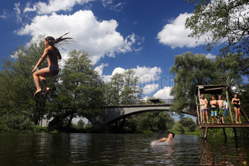 Briescht  Deutschland  Maedchen springt ins Wasser