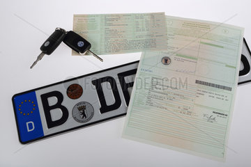 Berlin  Deutschland  Autokennzeichen  -schluessel  Zulassungsbescheinigung und Fahrzeugbrief