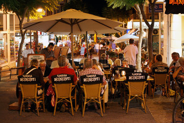 Port d'Alcudia  Mallorca  Spanien  Gaeste sitzen abends in der Taberna Donosti