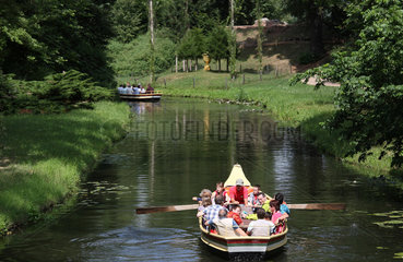 Woerlitz  Deutschland  Ruderboot mit Touristen in den Woerlitzer Anlagen