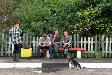 Orkawiczy  Weissrussland  Menschen warten an einer Bushaltestelle