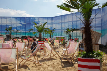 Berlin  Deutschland  Strandbar mit kuenstlich aufgeschuettetem Sand  Palmen und Suedseepanorama