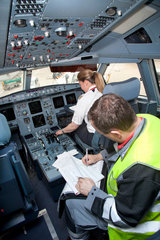Duesseldorf  Deutschland  Flugvorbereitungen im Cockpit eines Flugzeuges