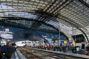 Berlin  Deutschland  Zugverspaetung im Hauptbahnhof