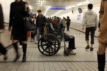 Hong Kong  China  Bettler sitzt in seinem Rollstuhl in einem Fussgaengertunnel