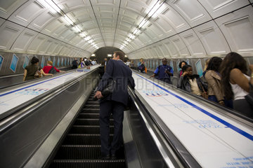 London  Grossbritannien  Geschaeftsmann auf einer Rolltreppe in einer U-Bahn-Station