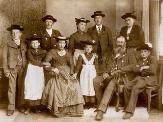 Familienbild  Familie in bayerischer Tracht