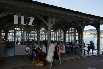 Luzern  Schweiz  Menschen im Cafe LUZ am Ufer des Vierwaldstaettersees