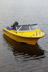 Sandby  Schweden  ein gelbes Motorboot an der Ostseekueste bei Sandby