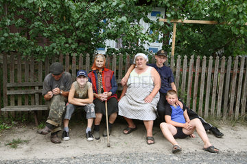 Padomsza  Weissrussland  Dorfbewohner auf einer Sitzbank