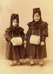 Geschwister  Winterkleidung  um 1897