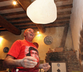 Torre Alfina  Italien  Pizzabaecker wirbelt einen Pizzateig durch die Luft