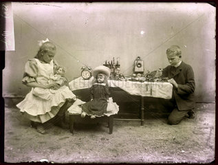 Maedchen spielt mit Puppen  Junge mit Technik  1907