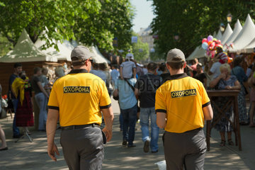 Lemberg  Ukraine  zwei Mitglieder eines Wachdienstes auf dem Prospekt Swobody