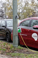 Berlin  Deutschland  Elektroauto tankt Strom an einer Strassenlaterne