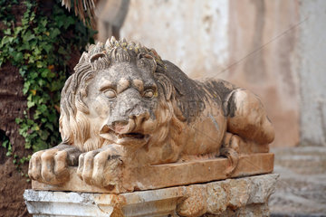 Bunyola  Mallorca  Spanien  Loewenskulptur am Eingang zu den Gaerten von Alfabia