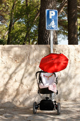 Port de Pollenca  Mallorca  Spanien  Kinderwagen parkt an einem Fahrradparkplatz in Port de Pollenca