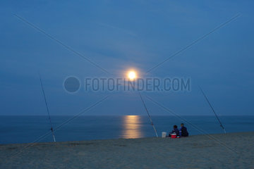 Le Barcares  Frankreich  zwei Angler bei Vollmond am Strand im Badeort Le Barcares