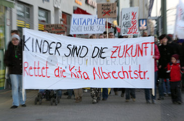Berlin  Deutschland  Demonstration gegen die Schliessung einer Kindertagesstaette