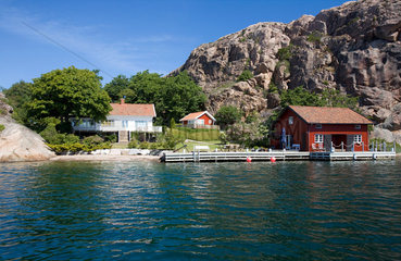 Fjaellbacka  Schweden  Sommerhaeuser auf einer Schaereninsel
