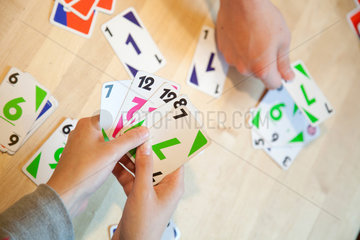 Deutschland  Kinder spielen Uno