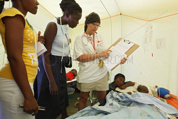 Carrefour  Haiti  Patientenbesprechung neben einem Verwundeten in der Intensivstation
