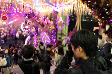Hong Kong  China  Menschen fotografieren Weihnachtsschmuck