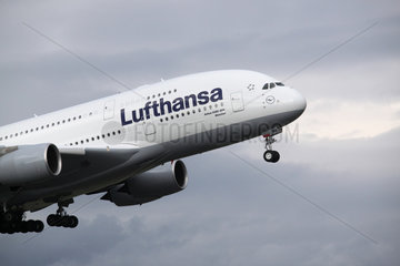Iffezheim  Deutschland  Airbus A380 der Lufthansa im Steigflug