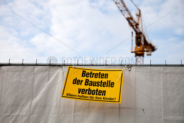 Duesseldorf  Deutschland  Hinweisschild an einer Baustelle