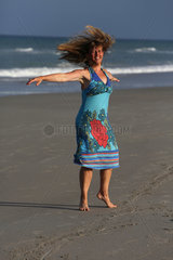 Cape Canaveral  USA  Frau dreht sich am Strand vor Freude um sich Selbst