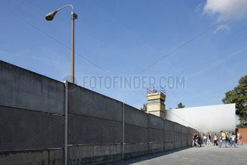 Berlin  Deutschland  Besucher an der Gedenkstaette Berliner Mauer