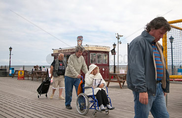 Skegness  Grossbritannien  Touristin am Skegness Pier