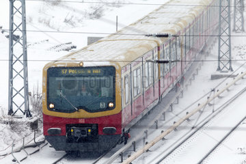 Berlin  Deutschland  S-Bahnzug und schneebedeckte Gleise in Berlin-Friedrichshain