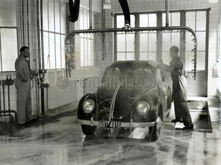 VW Kaefer Autowaesche  um 1950