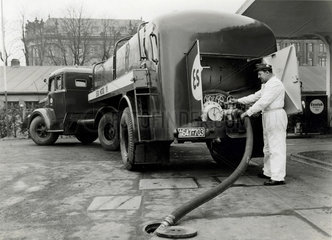 Benzinlieferung  Tankwagen  Tankstelle  um 1950