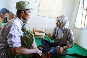 Kampuang Bukik catiak Tawang  Indonesien  Mitarbeiterin der IBU mit Patienten
