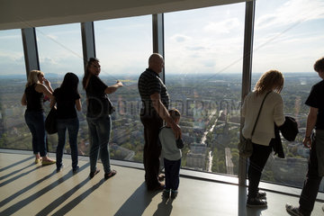 Breslau  Polen  Besucher auf dem Sky Tower