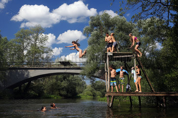 Briescht  Deutschland  Maedchen springt von einer Plattform ins Wasser