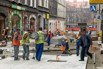 Kattowitz  Polen  Bauarbeiter wandeln eine Strasse in eine Fussgaengerzone um