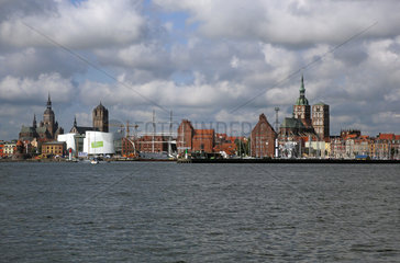 Stralsund  Deutschland  Blick ueber den Strelasund auf die Altstadt und den Hafen