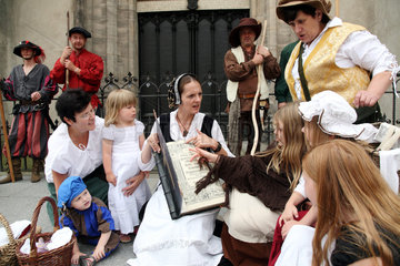 Wittenberg  Deutschland  Christiane Dalichow verkleidet als Katharina von Bora mit Besuchern