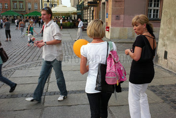 Posen  Polen  Frauen im Gespraech auf dem Alten Markt (Stary Rynek)