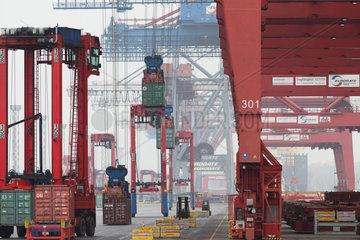 Hamburg  Deutschland  Vancarrier transportieren Container an die Containerbruecken