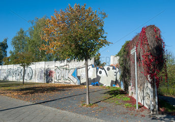 Berlin  Deutschland  Segmente der Berliner Mauer am ehemaligen Grenzuebergang Bornholmer Str.